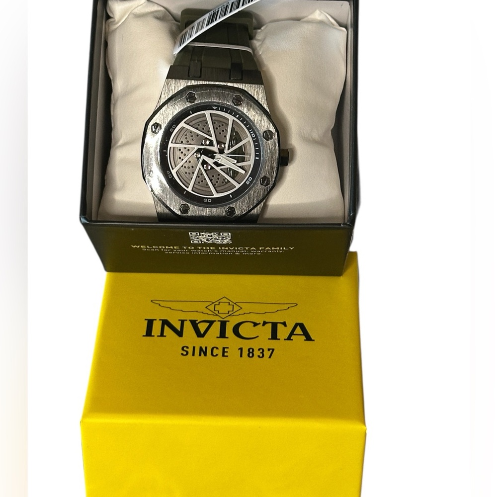 NIB Invicta Speedway Rim Men's Watch.  Retail $259.0